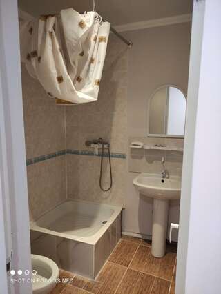 Гостевой дом Лада Поповка Трехместный номер «Комфорт» с душем-9