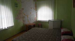 Гостевой дом Лада Поповка Стандартный двухместный номер с 2 отдельными кроватями и общей ванной комнатой-4