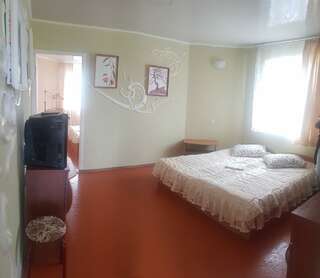 Гостевой дом Лада Поповка Роскошный четырехместный номер-14